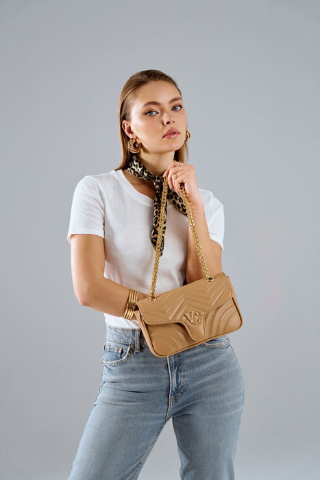 Vince Camuto Bolso Bandolera Camel Piel de Polivinilo Elegante y Funcional 23x7x15 cm